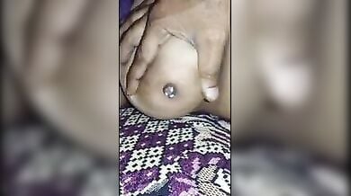 भाभी की बड़ी चुचियों का मीठा दूध निकाला पति ने बीएफ में