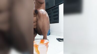 तमिल लड़की ने ऑनलाइन फैंस को मूतकर दिखाया