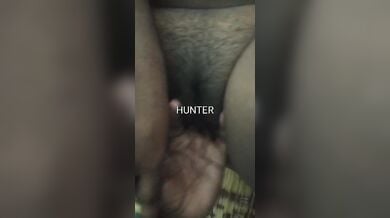 केले जैसा टेढ़ा लंड डालने के बजाय पति ने की बीवी की चूत में उंगली