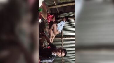 हॉट देसी रंडी का ग्रुप चोदन किया पुल के मजदूरों ने