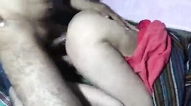 सोई हुई पड़ोसन के घर जाकर चुपके से उसकी पेटीकोट उठाकर आदमी ने की चुदाई