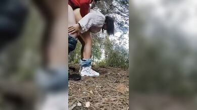 आउटडोर में गर्लफ्रेंड की जींस नीचे खिसकाकर उसे खड़े-खड़े चोदने का लिया मजा