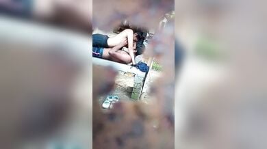 अधनंगे होकर खुले में बिंदास तरीके से रोमांस करते कॉलेज लवर्स