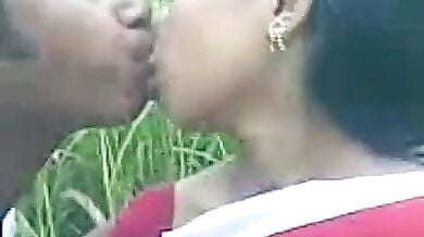 हरे भरे खेत में प्रेमिका के होंठ और पके हुए चुचे चूसने का मजा