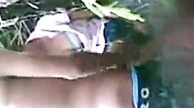 नेपाली लवर्स को जंगल झाड़ियों में चुदाई करते हुए किसी ने रिकॉर्ड किया