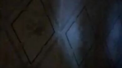 लॉज में आदमी ने औरत को कपड़े बदलते हुए फिल्माया