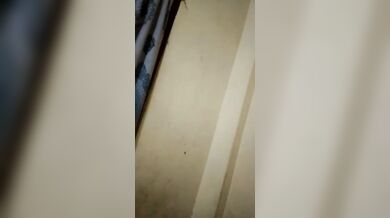 लॉज में आदमी ने औरत को कपड़े बदलते हुए फिल्माया