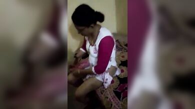 लॉज में आदमी ने औरत को कपड़े बदलते हुए फिल्माया