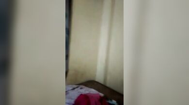 लॉज में आदमी ने औरत को कपड़े बदलते हुए फिल्माया