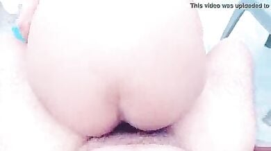 लड़की ने अपने घर के छत पर गांड पटककर चोदा पड़ोसी आदमी का लंड