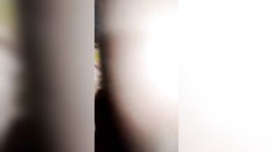 पड़ोसी यार के साथ अपनी चुदाई का सेल्फी वीडियो बनाती शादीशुदा औरत