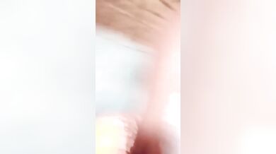 पड़ोसी यार के साथ अपनी चुदाई का सेल्फी वीडियो बनाती शादीशुदा औरत