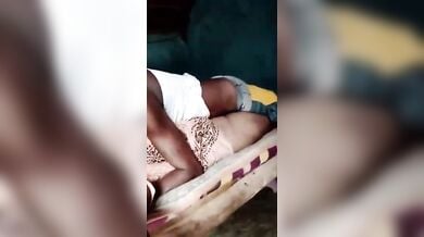 पड़ोसी यार के साथ अपनी चुदाई का सेल्फी वीडियो बनाती शादीशुदा औरत