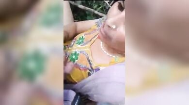 लफंगों ने रंडी को जंगल झाड़ियों में लाकर चोदा