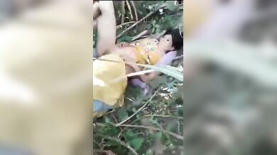 लफंगों ने रंडी को जंगल झाड़ियों में लाकर चोदा