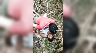 खेत में बड़े आराम से लफंगों को चोदने दे रही लड़की