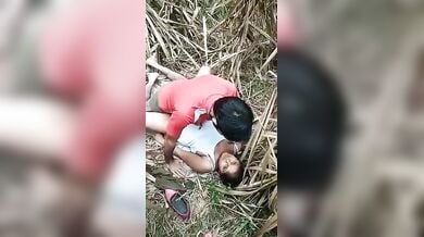 खेत में बड़े आराम से लफंगों को चोदने दे रही लड़की