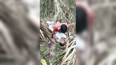 खेत में बड़े आराम से लफंगों को चोदने दे रही लड़की