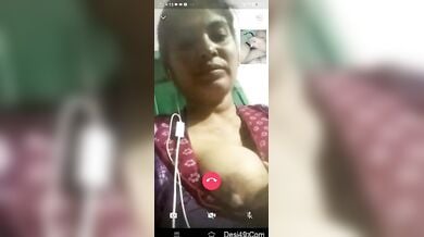 वीडियो कॉल पर भाभी ने दिखाए बूब्स, लड़के ने मारी मुठ