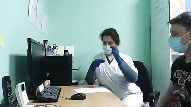 लेडी डॉक्टर ने किया पेशंट लड़के के लंड का इलाज