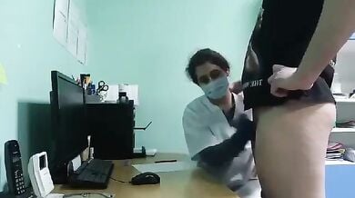 लेडी डॉक्टर ने किया पेशंट लड़के के लंड का इलाज