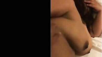 इंडियन लड़की ने दिखाए पपीते जितने बड़े बडे बूब्स!