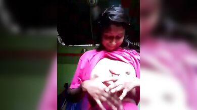 गुलाबी टॉप और सलवार पहनी लड़की ने दिखाए अपने गोरे बूब्स और चूत
