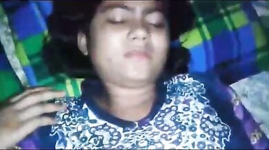 मोटी जाँघे पसारकर लेटी बीवी की चिकनी चूत पति ने चोदी