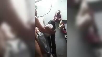 भतीजी की कॉलेज यूनिफॉर्म वाली स्कर्ट ऊपर उठाकर अंकल ने की डॉगस्टाइल चुदाई