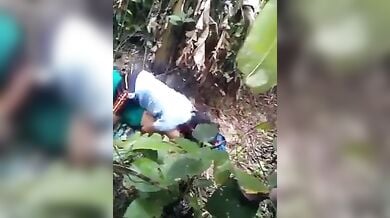 फार्म हाउस के बगीचे में केयरटेकर लवर्स ने किया खुला रोमांस