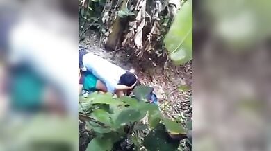 फार्म हाउस के बगीचे में केयरटेकर लवर्स ने किया खुला रोमांस