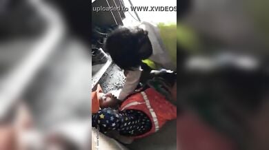 कंस्ट्रक्शन साइट पर काम छोड़कर चुदाई में लगे यूपी वाले मजदूरों को ठेकेदार ने पकड़ा