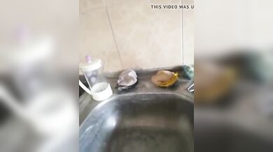 सेक्सी अरबी बूढ़े ने माँ बेटी को लंड चूसने के लिए दिया