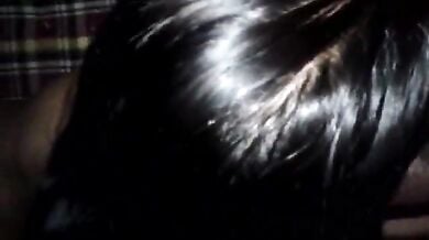 मांग में सिंदूर भरी बीवी का सर पकड़कर पति ने उससे अपना लंड चुसाया