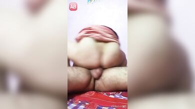 पति के कंडोम लगाए लौड़े पर बड़ी गोरी गांड गोल घुमाकर चुदाई करती बीवी