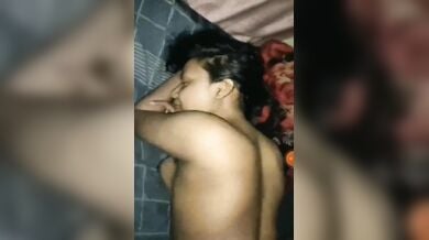 डॉगी स्टाइल सेक्स का असली मजा ले रही इंडियन गर्लफ्रेंड