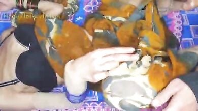 बीवी की चड्डी हटाकर पति ने चोदी उसकी चूत