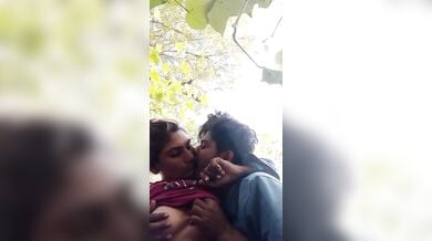 हॉट मुस्लिम गर्ल बूब्स प्रेस पब्लिक पार्क में