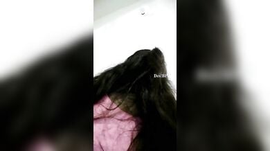 रिश्तेदार की शादी में आए कजिन्स ने कमरे में की किसिंग