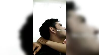 रिश्तेदार की शादी में आए कजिन्स ने कमरे में की किसिंग