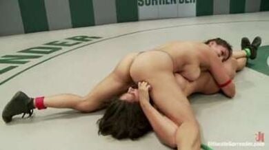 रेसलिंग के दौरान ब्रा बिकनी पहनी औरतें हुई नंगी और किया लेस्बियन सेक्स