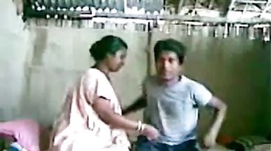 शादीशुदा देहाती औरत ने पड़ोसी लड़के को घर बुलाकर उसे मुट्ठ मार दिया