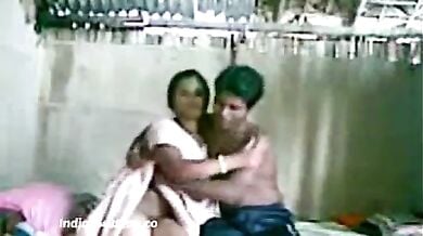 शादीशुदा देहाती औरत ने पड़ोसी लड़के को घर बुलाकर उसे मुट्ठ मार दिया