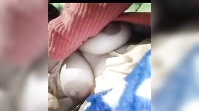 दोस्त की विधवा माँ ने नंगे वीडियो कॉल में बड़ी चूचियां दिखाई