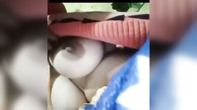 दोस्त की विधवा माँ ने नंगे वीडियो कॉल में बड़ी चूचियां दिखाई