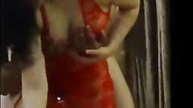 रेड सेक्सी लॉन्जरी पहनी वाइफ की पति ने की चुदाई