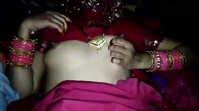 सुहागरात में ही दुल्हन ने अपने हाथों से चूत में डाला पति का लंड