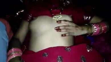 सुहागरात में ही दुल्हन ने अपने हाथों से चूत में डाला पति का लंड