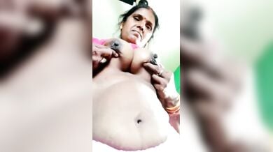 गाँवकी देसी गर्म आंटी ने वीडियो कॉल में बूब्स और चूत दिखाई