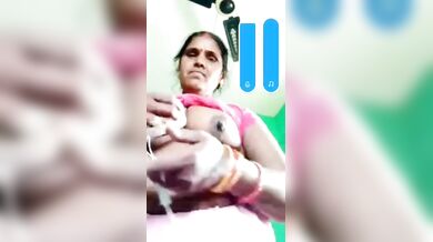 गाँवकी देसी गर्म आंटी ने वीडियो कॉल में बूब्स और चूत दिखाई